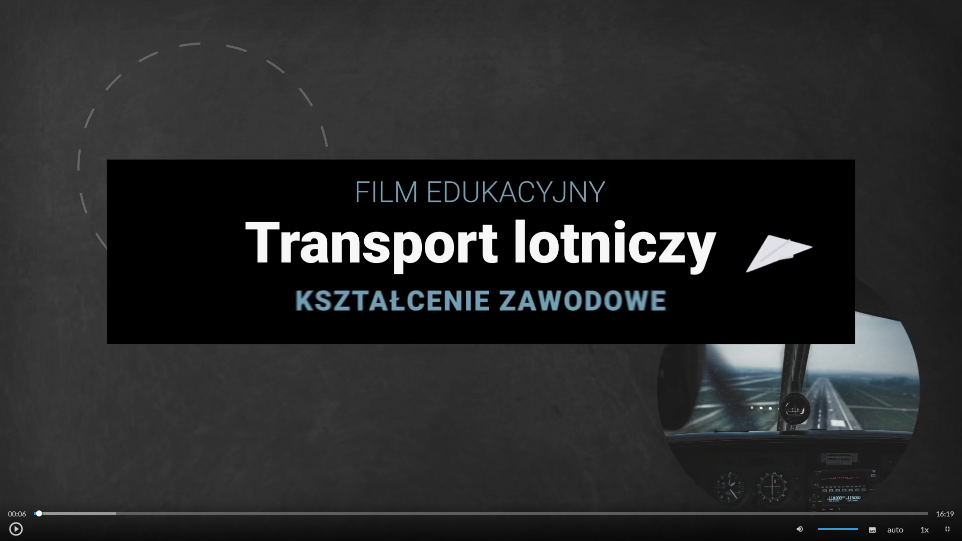 Zrzut ekranu pokazuje planszę startową filmu edukacyjnego, na której widoczny jest tytuł Transport lotniczy, kształcenie zawodowe. W dolnej części ekranu znajdują się przyciski. Od lewej. Przycisk odtwórz, wstrzymaj. Następnie przycisk włączania i wyłączania dźwięku, pasek głośności, ścieżka alternatywna z audiodeskrypcją, napisy, jakość odtwarzania, prędkość odtwarzania, tryb pełnoekranowy.