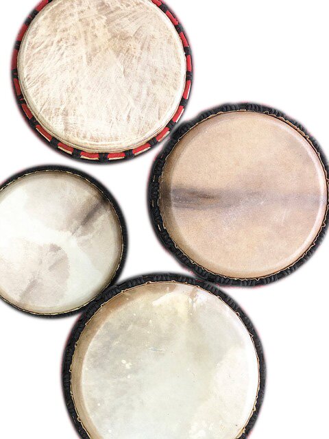 Zdjęcie przedstawia membranofony. Widoczne są cztery szare i beżowe koła z czarnymi obwódkami, obrazujące membrany instrumentów.