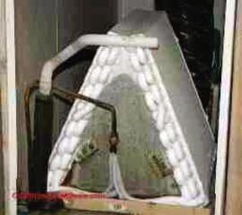 Widoczne jest zdjęcie wymiennika ciepła. Obudowa urządzenia ma kształt trójkąta. Boczne krawędzie stanowi płaszcz złożony z  rurek, które pokryte są grubą warstwą lodu.