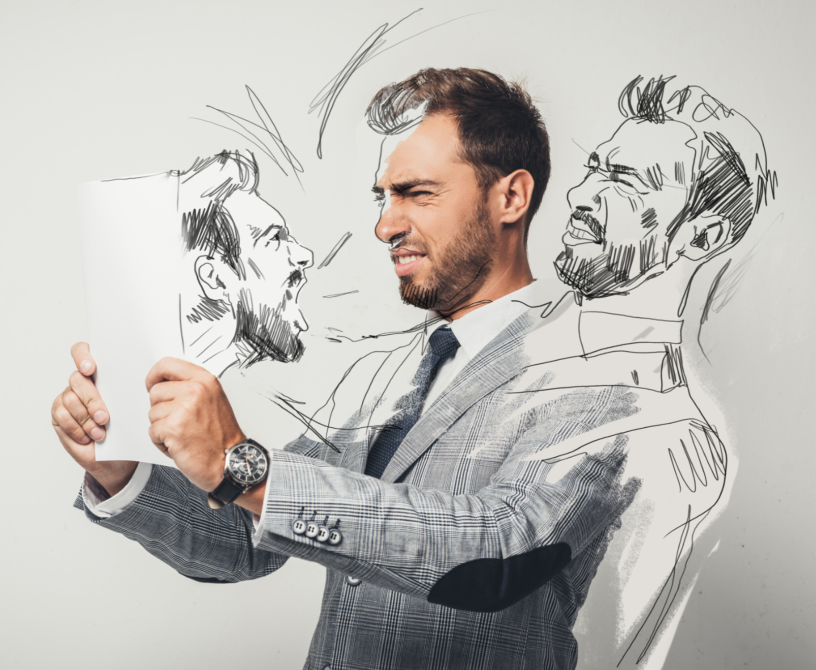 Ilustracja przedstawia grafikę komputerową łączącą rysunek z fotografią. Fotografia młodego człowieka z brodą w garniturze została połączona z jego portretami rysunkowymi. Mężczyzna trzyma przed sobą kartkę papieru, z której wychyla się rysunek jego krzyczącej głowy. On sam odchyla się skrzywiony, a jeszcze mocniej w tył odchyla się jego rysunkowa postać, która oddziela się od fotografii na wysokości ramienia.