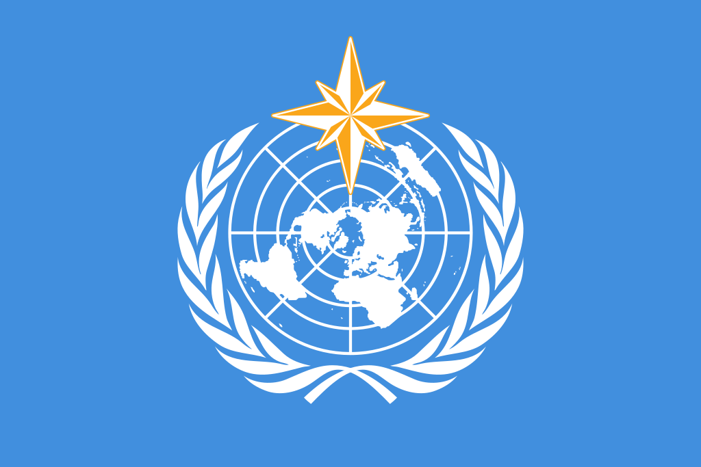 Emblemat ONZ z konturem kontynentów   i gałązkami oliwki,  oraz rysunkiem róży wiatrów,  znajduje się na jasnoniebieskiej fladze Światowej   Organizacji Meteorologicznej 