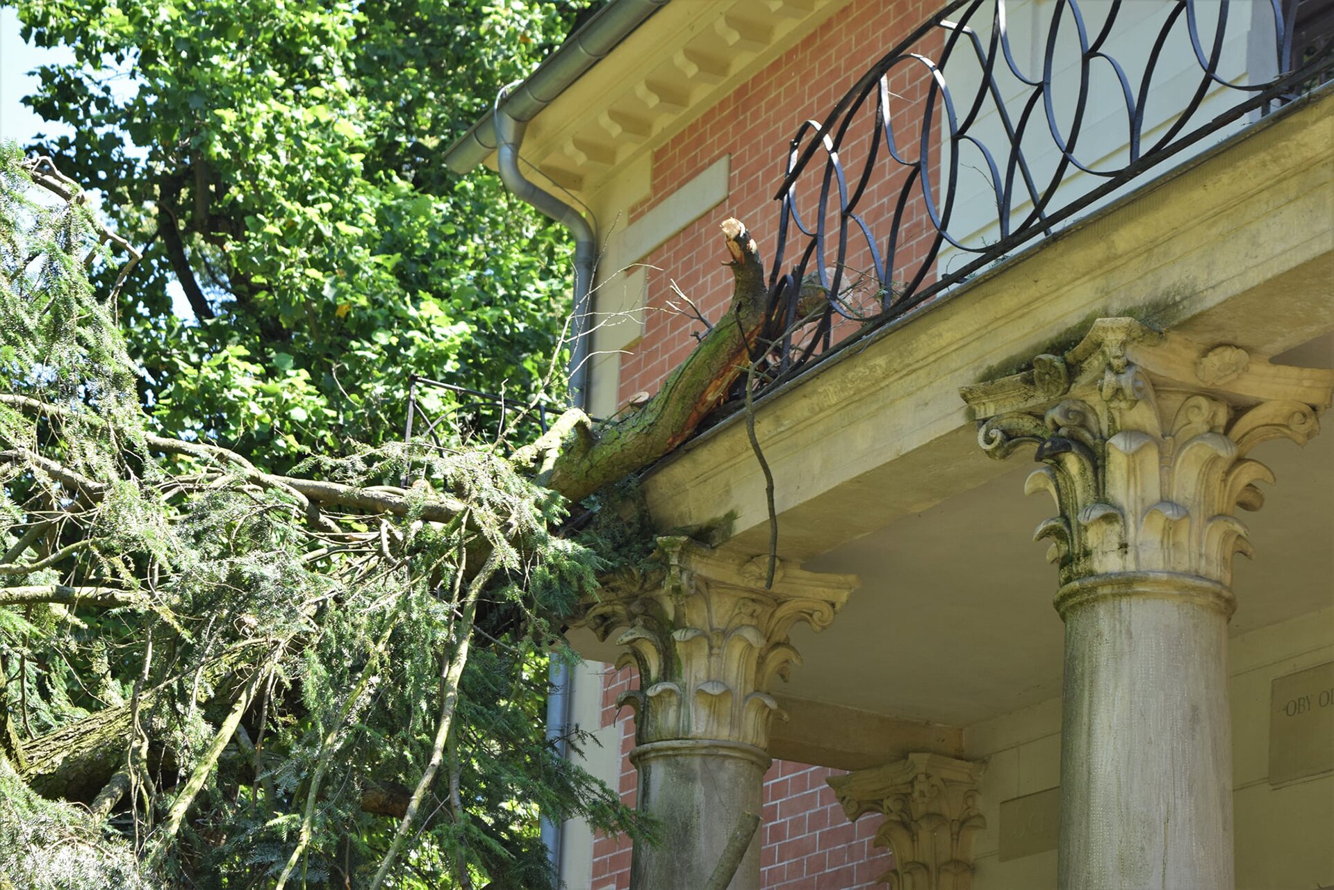 Dom Gotycki w Puławach; przykład uszkodzenia mechanicznego