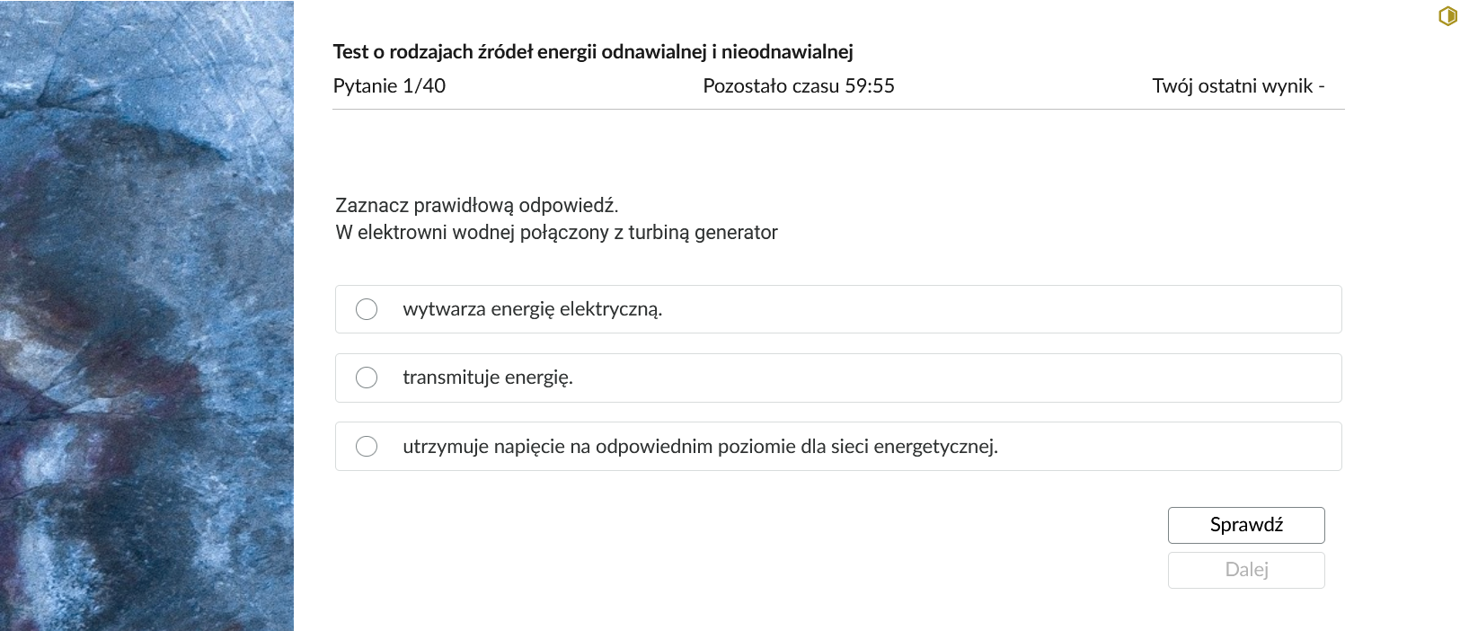 Grafika przedstawia przykładowe zadanie testowe. Ponad poleceniem widać numer pytania, czas, który pozostał na wypełnianie testu, oraz ostatni uzyskany wynik. Pod poleceniem znajdują się możliwe odpowiedzi. W prawym dolnym rogu panelu z zadaniem znajdują się dwa przyciski. Są to "Sprawdź" oraz "Dalej".