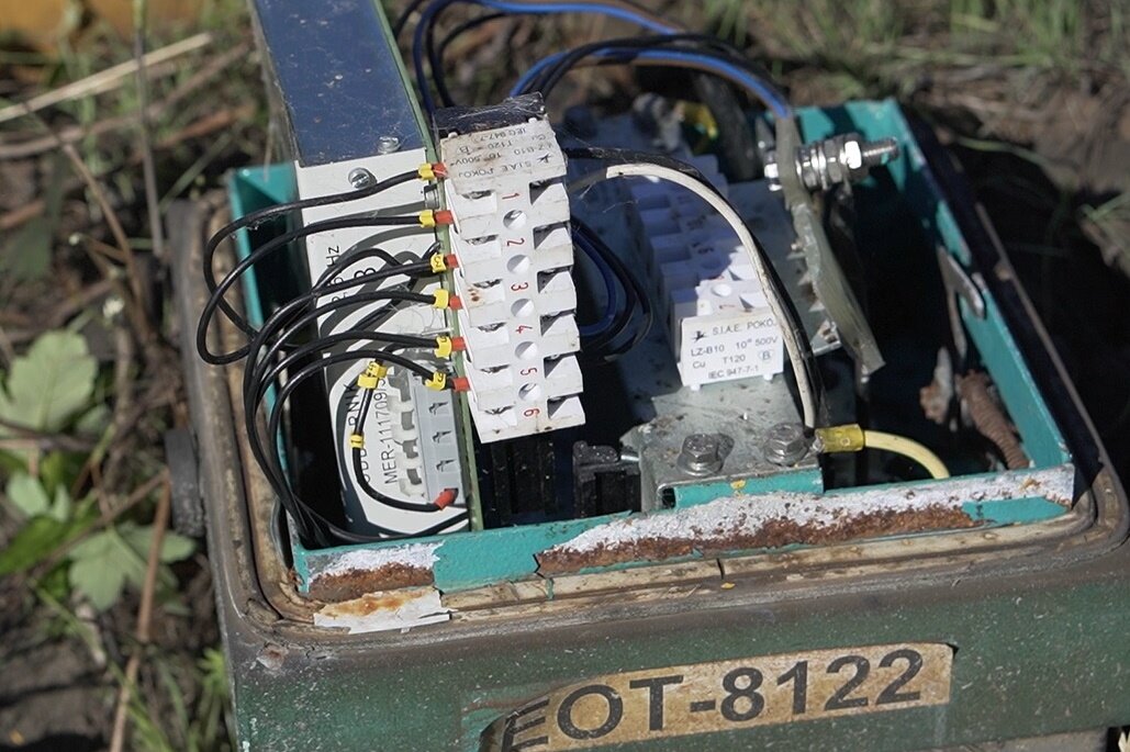 Ilustracja przedstawiająca otwartą skrzynkę przytorową. 