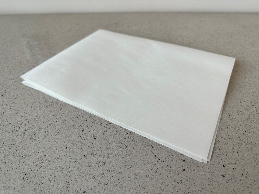 Zdjęcie przedstawia kilka arkuszy papieru filtracyjnego położonych jeden na drugim.