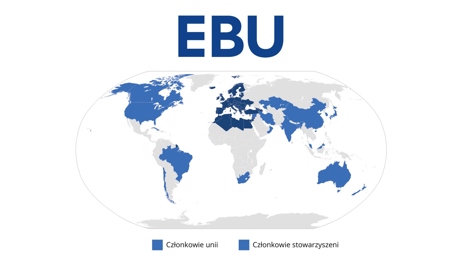 Grafika przedstawia logo EBU, czyli Europejskiej Unii Nadawców. W górnej części widoczny jest napis EBU z dużych ciemnoniebieskich liter. Poniżej widoczna jest kula ziemska wpisana w elipsoidalny schemat, z zaznaczonymi konturami kontynentów, na których część krajów oznaczona jest kolorem niebieskim lub granatowym, co symbolizuje kraje zrzeszone w EBU. Poniżej widoczna jest legenda, po lewej niebieski kwadrat – członkowie unii, zaś po prawej granatowy kwadrat – członkowie stowarzyszeni.