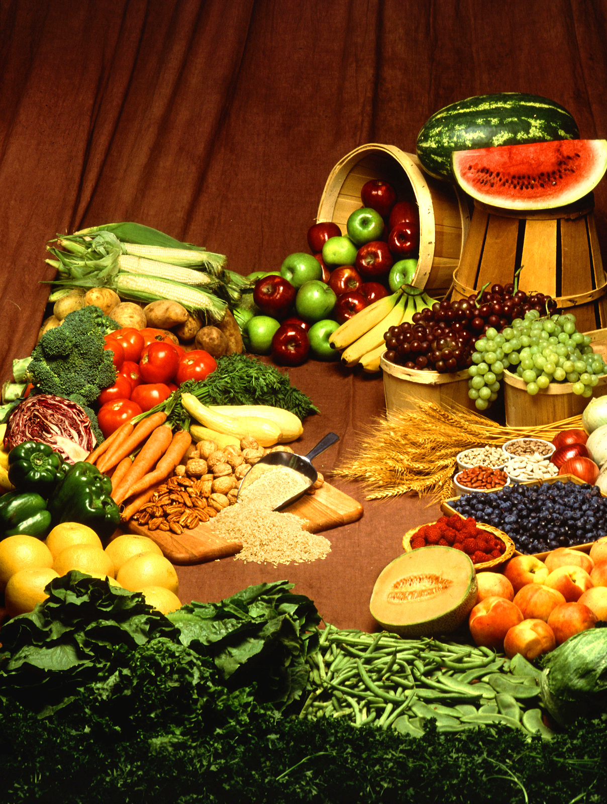 Fotografia przedstawiająca warzywa i owoce bogate w cukry: jabłka, arbuzy, pomidory, brokuły, winogrona, marchew, jagody, kapusta