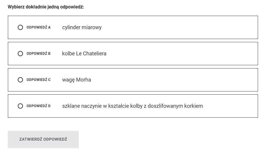 Ilustracja przedstawia ekran ćwiczenia. Znajduje się tu polecenie: Wybierz dokładnie jedną odpowiedź, a poniżej cztery opcje odpowiedzi. Na dole okna znajduje się przycisk: Zatwierdź odpowiedź.