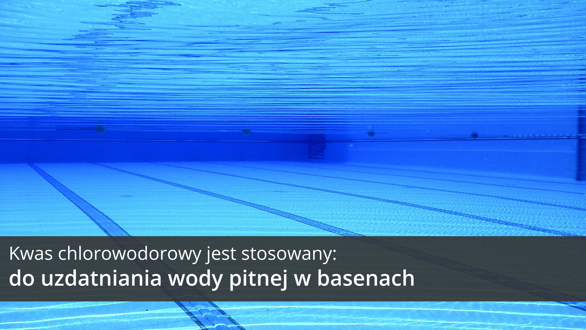 Ósma ilustracja galerii przedstawia zdjęcie pustego basenu pływackiego sfotografowanego spod wody. Ukośnie do osi widzenia aparatu biegną po dnie linie ułożone z niebieskich kafelków wyznaczające tory pływackie. Na tle obrazka, w dolnej części ilustracji, znajduje się ciemnoszary pasek, na którym umieszczono jasny napis: Kwas chlorowodorowy jest stosowany do uzdatniania wody pitnej w basenach.