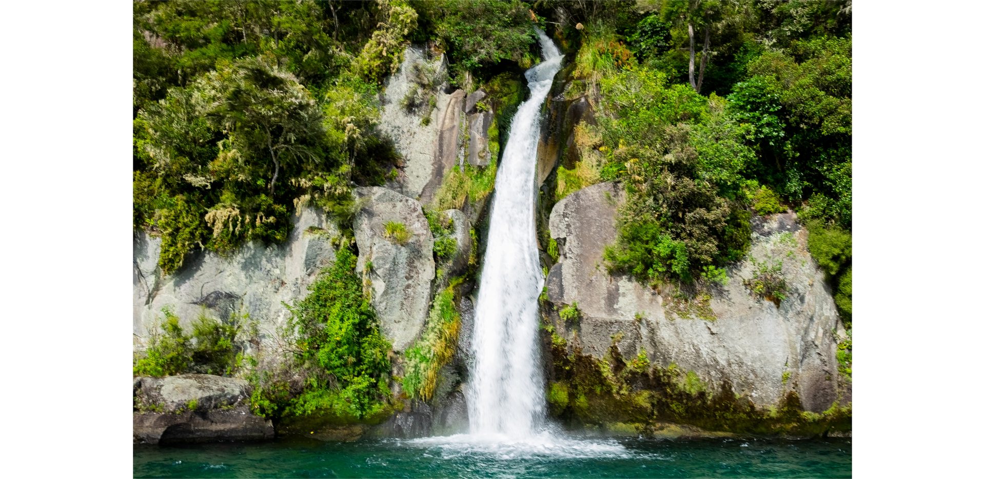 Zdjęcie przedstawia wodospad.