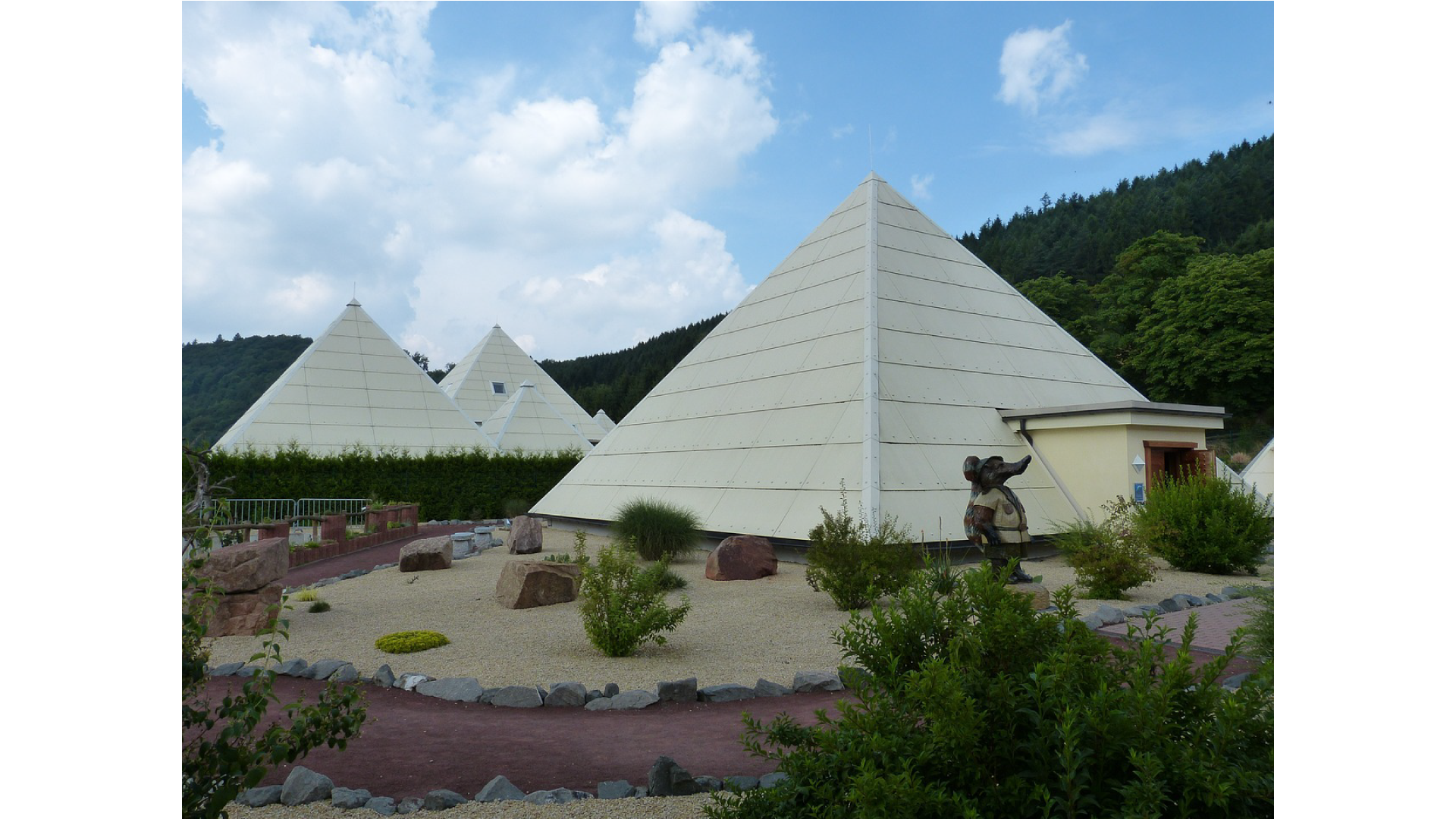 Zdjęcie przedstawia budynki w kształcie ostrosłupa.