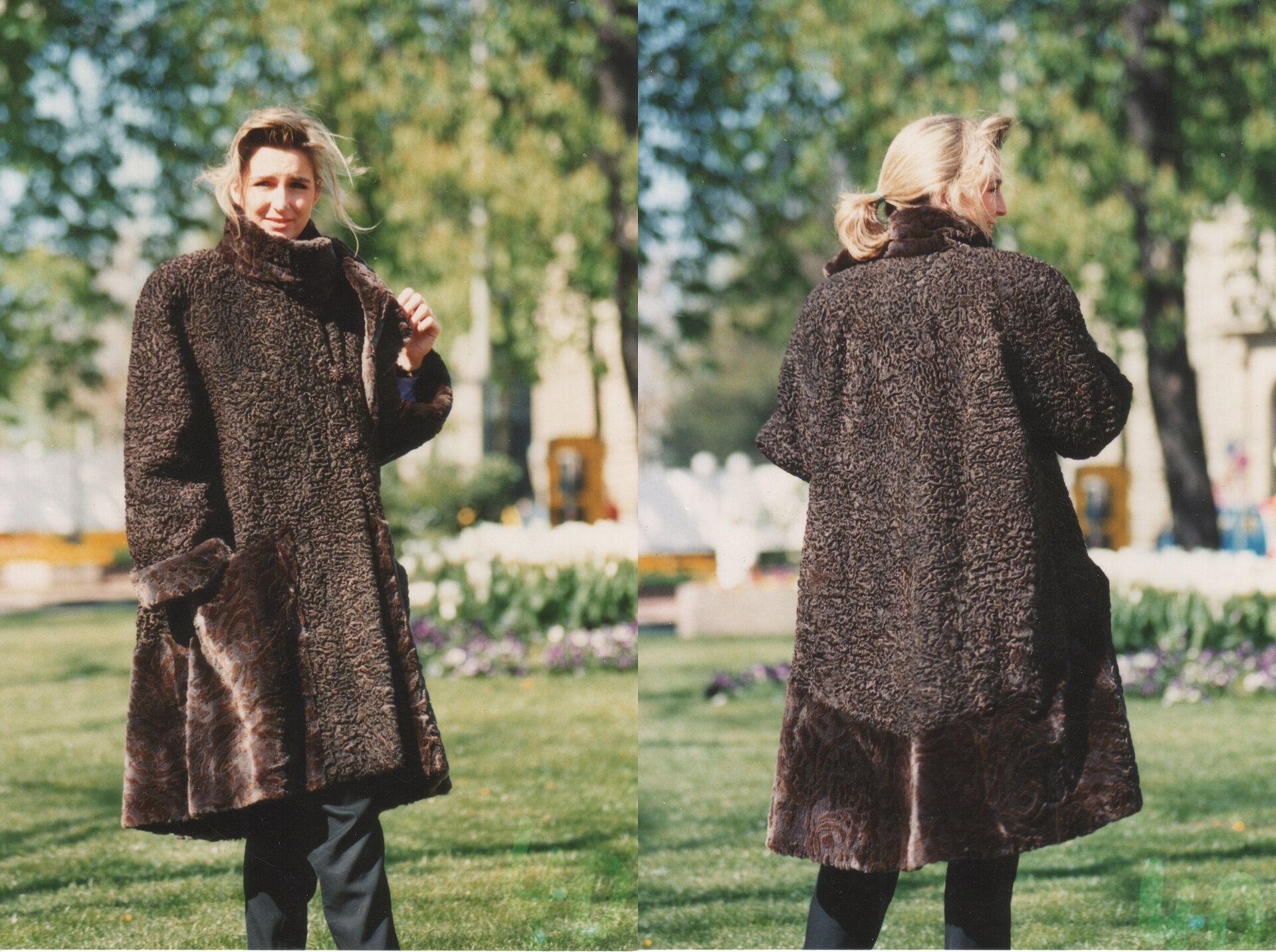 Zdjęcie przedstawia kobietę stojącą przodem i tyłem. Kobieta w plenerze prezentuje płaszcz - kożuch wykonany z krótkiej, poskręcanej wełny. Kożuch jest ciemnobrązowy.