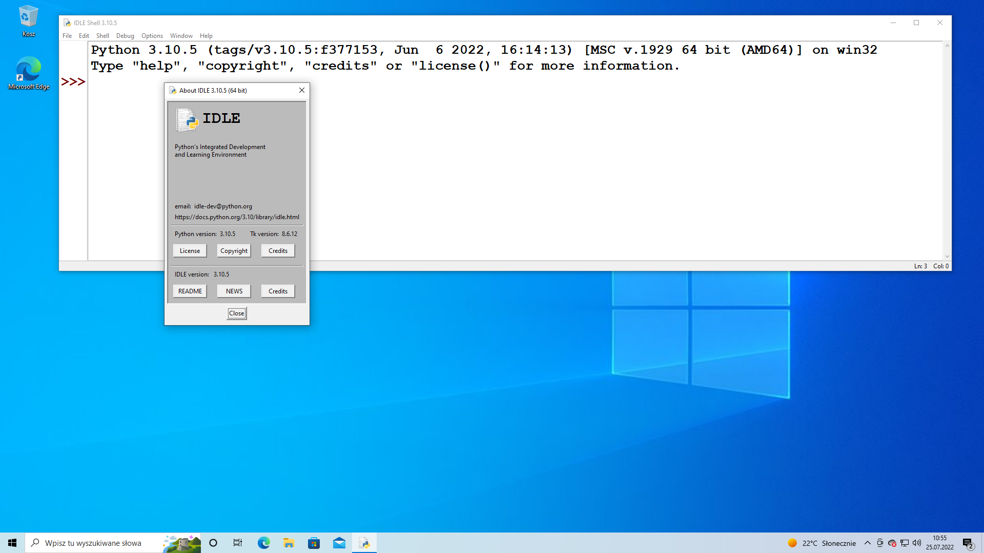 Zrzut ekranu przedstawia widok środowiska IDLE w systemie MS‑Windows 10. W pierwszym małym oknie znajdują się informacje w języku angielskim dotyczące wersji IDLE, Pythona oraz wersji Tk. Poniżej znajdują się przyciski kierujące między innymi do licencji. U dołu umieszczony jest przycisk Zamknij. W tle wyświetlone jest większe okno IDLE Shell trzy kropka dziesięć kropka osiem. Poniżej podanej nazwy znajduje się pasek z narzędziami. W głównym oknie na białym tle wyświetlone są informacje o dacie zainstalowania środowiska IDLE. W tle pod oknami znajduje się pulpit z niebieską tapetą z logo MS‑Windows. U dołu ekranu wyświetlony jest pasek zadań dla systemu Linux.