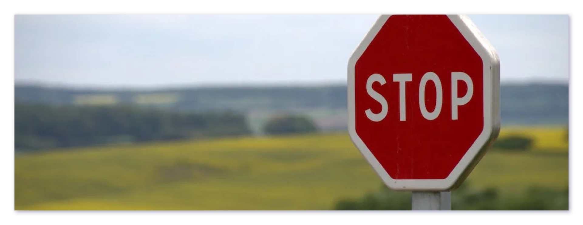 Ilustracja przedstawia znak Stop. Znak ma kształt ośmiokąta, na czerwonym tle jest biały napis STOP.  