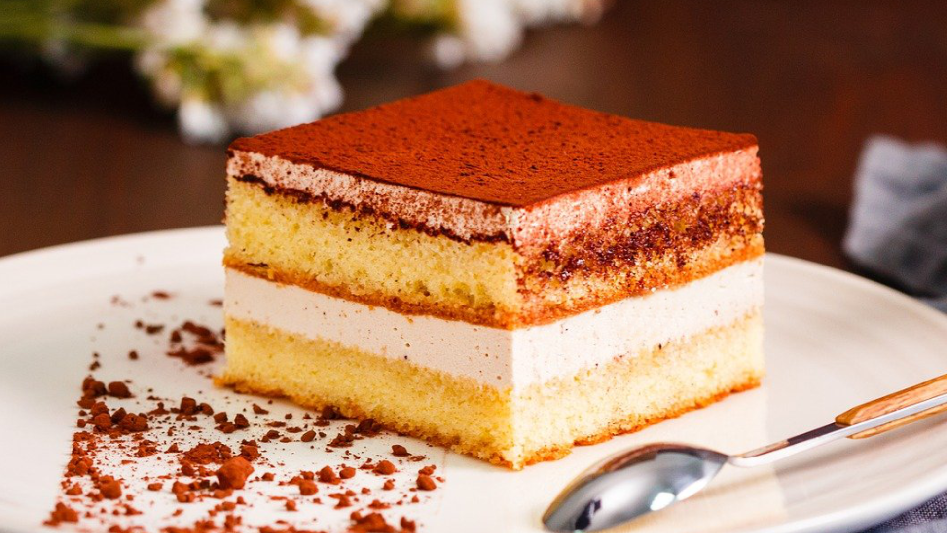 Zdjęcie przedstawia włoski deser tiramisu.