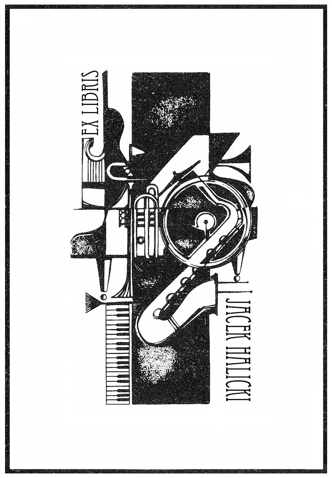 Praca autorstwa Jacka Halickiego pod tytułem „Ekslibris” przedstawia białe tło, na którym autor umieścił czarno‑białe zdjęcia instrumentów: fortepianu, puzonu, trąbki oraz płyty winylowej. Instrumenty są stłoczone w środku dzieła, a obok nich, z prawej strony, widoczny jest wertykalny podpis – Jacek Halicki, napisany wysoką, cienką czcionką oraz wielkimi literami. 