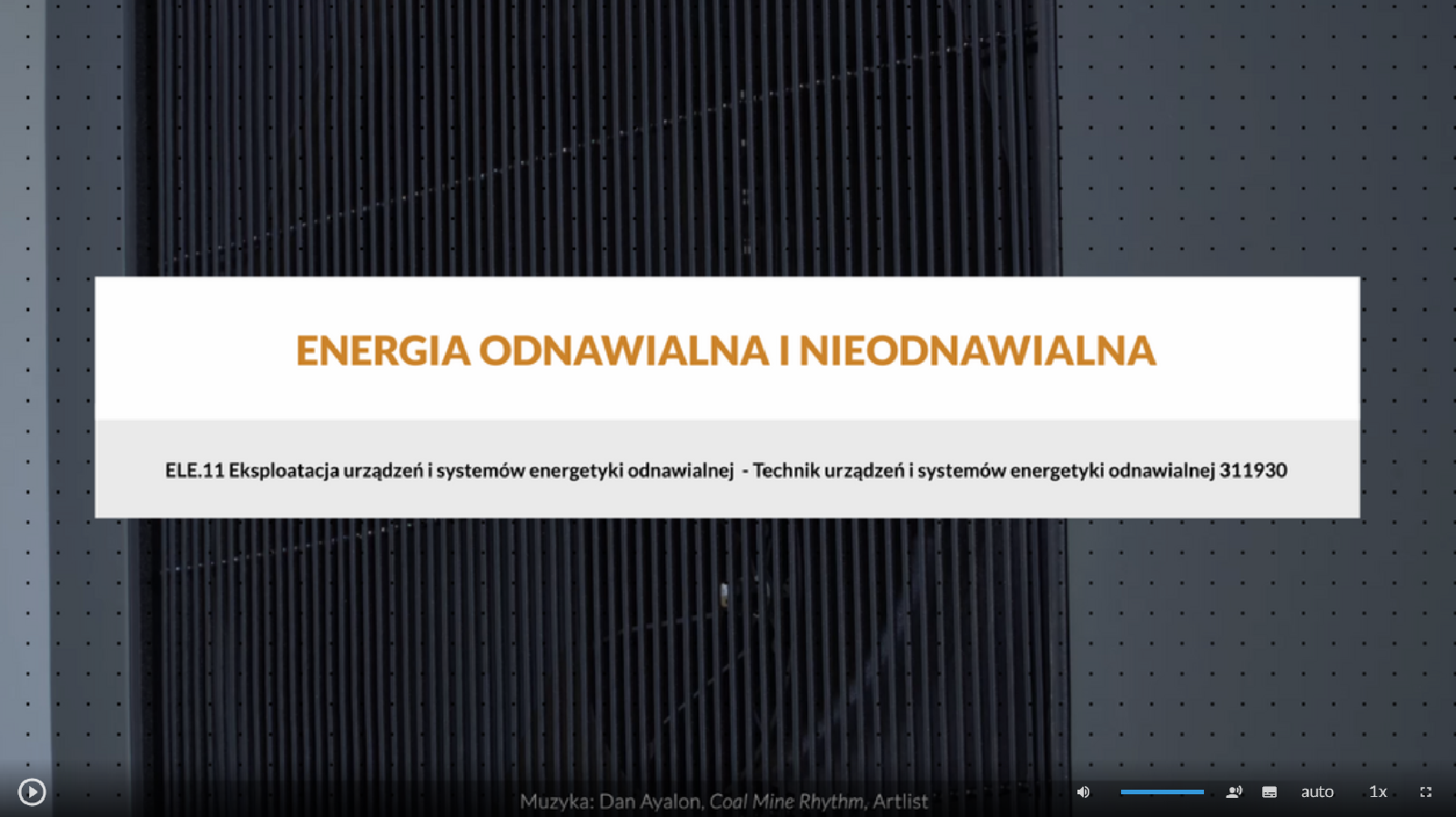 Ilustracja przedstawia ekran startowy filmu. Na środku ekranu znajduje się prostokątna plansza z tytułem filmu: Energia odnawialna i nieodnawialna. Poniżej określona jest kwalifikacja zawodowa. Na dole znajduje się pasek odtwarzania składający się z elementów omówionych poniżej.