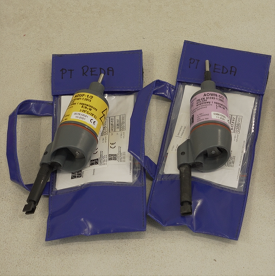 Ilustracja przedstawia Akustyczno‑optyczne wskaźniki napięcia AOWN‑5/3 oraz akustyczno‑optyczny uzgadniacz faz AOUF‑1/2. Opisy poszczególnych elementów tych urządzeń są załączone w treści.