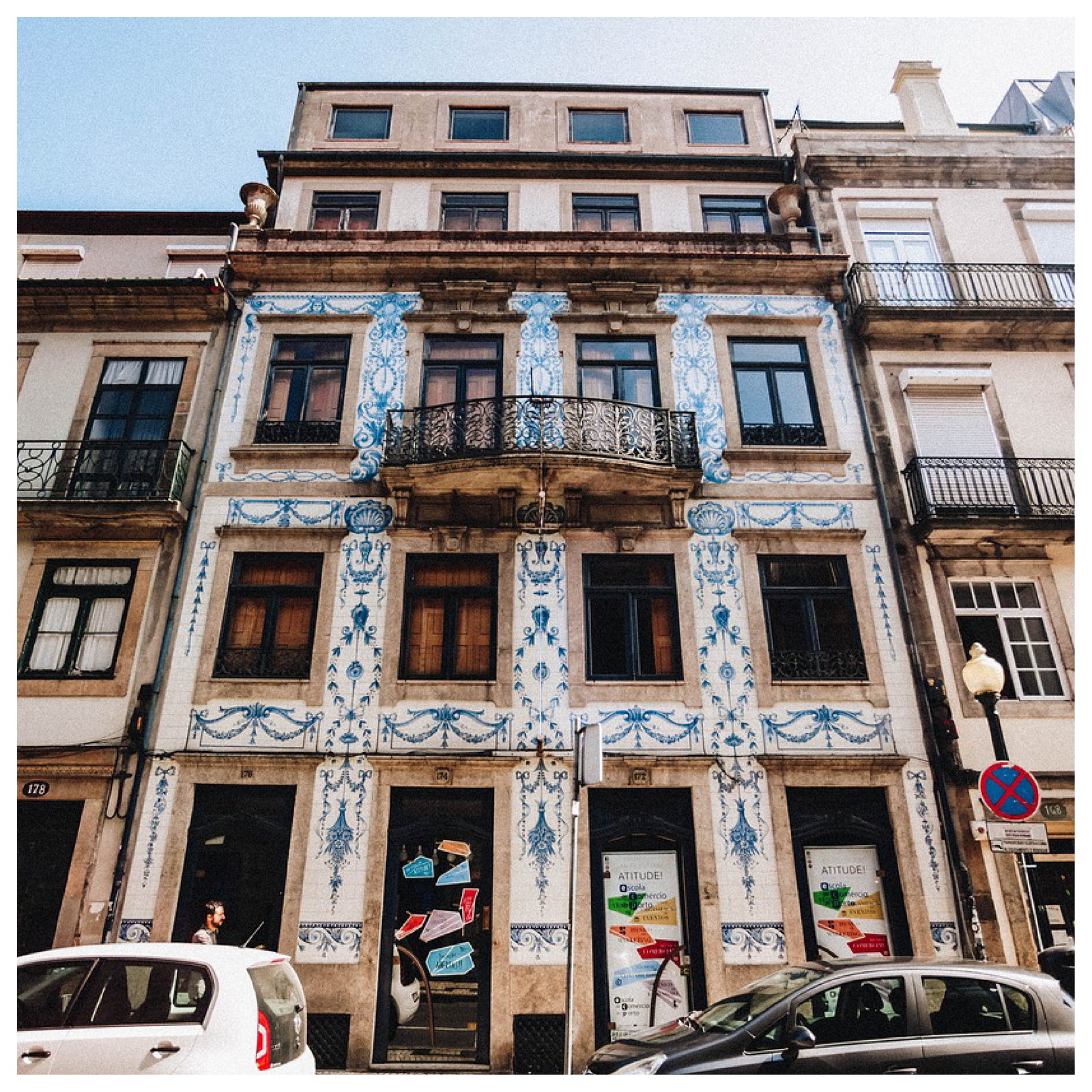 Zdjęcie przedstawia starą zabytkową kamienicę. 