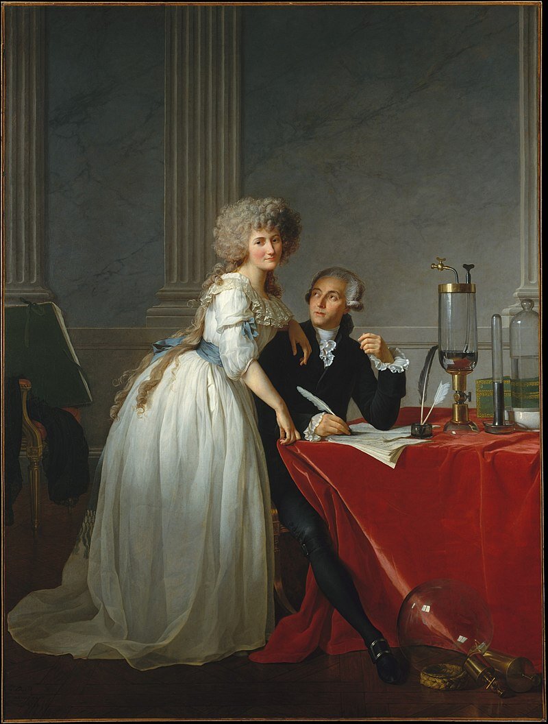Ilustracja przedstawia portret Lavoisiera i jego żony, obraz pędzla Jaques’a Louisa Davida z 1788 roku. Mężczyzna siedzi przy stole ubrany w czarny strój oraz białą koszulę. W ręku trzyma pióro, pisze na kartach pergaminu. Kobieta opiera się ramieniem o jego plecy, ma długie blond włosy oraz białą suknię. 