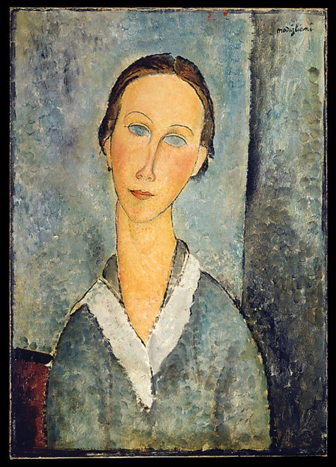 Ilustracja przedstawia obraz olejny „Dziewczyna w marynarskiej bluzce”, autorstwa Amedeo Modiglianiego. Portret w syntetycznej formie, pozbawionej detalu, ukazuje młodą kobietę. Postać ma ciemno‑brązowe, zaczesane do tyłu włosy z przedziałkiem pośrodku głowy. Ubrana jest w niebiesko‑szarą bluzkę z dużym, białym kołnierzem. Głowa osadzona na długiej szyi delikatnie przechyla się w prawą stronę. Oczy z szarymi białkami i rozmytymi tęczówkami bez źrenic, skierowane są ku widzowi. Ma się wrażenie, jakby odbijało się w nich szare tło obrazu. Nad oczami unoszą się cienkie kreski łukowatych brwi. Drobne usta układają się w delikatnym uśmiechu. Artysta, tworząc portret, nie dba o realizm przedstawienia i proporcje. Cała postać jest wydłużona, co podkreśla jej subtelny, delikatny charakter. Modigliani chciał, aby całe skupienie odbiorcy pozostało na postaci dziewczyny, dlatego tło obrazu potraktował syntetycznie. Podzielił je na trzy części: dwie duże, szare płaszczyzny i mały fragment ciemnej czerwieni w dolnym, lewym rogu. Dominantę stanowi jasna, ciepła plama twarzy i szyi modelki, namalowana przy pomocy żółci, pomarańczy i jasnych czerwieni. Artysta swój obraz stworzył przy pomocy drobnych pociągnięć pędzla.