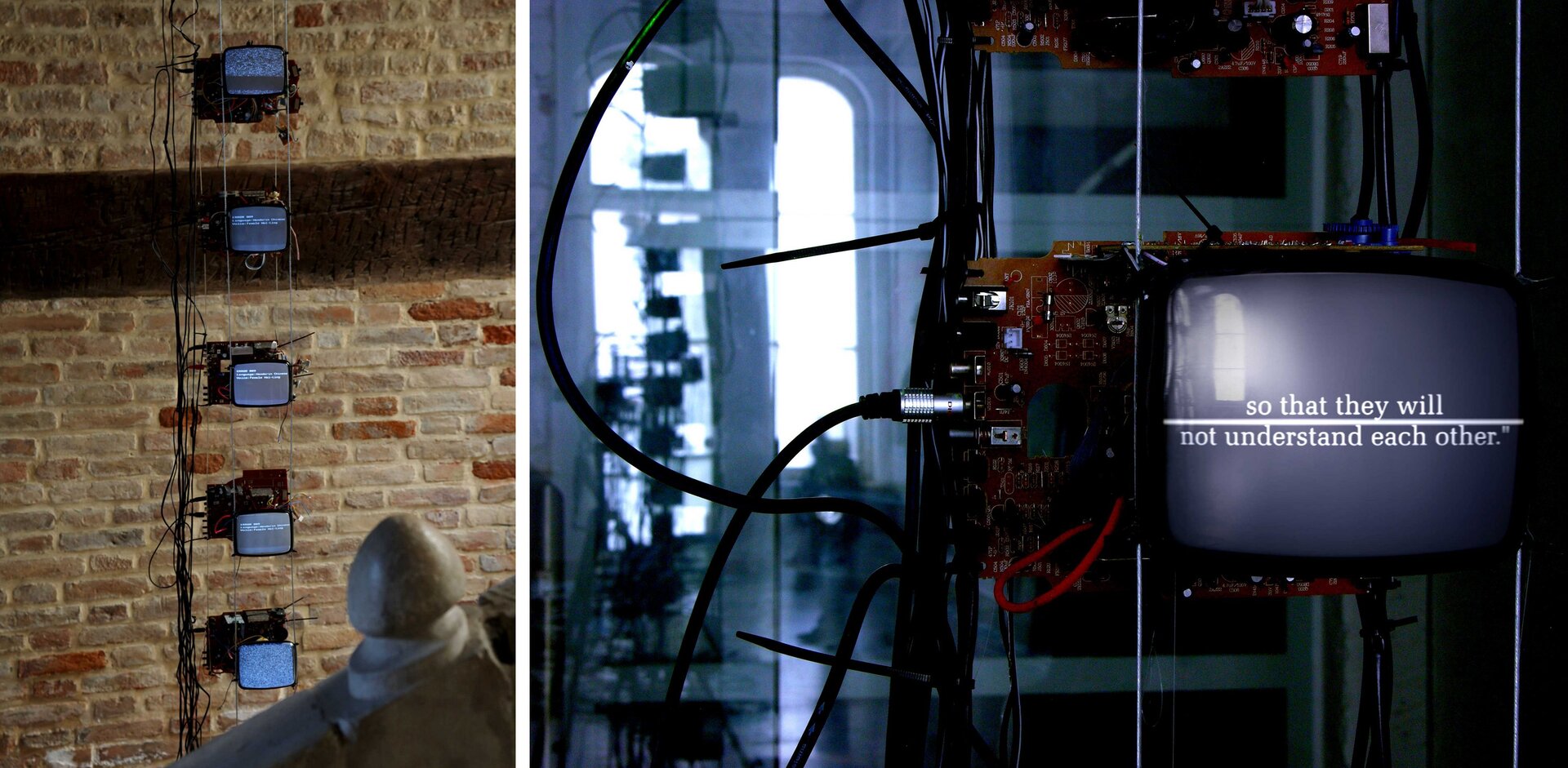 Ilustracja przedstawia instalację Doroty Chilińskiej "Tower of Babel". Ukazuje małe monitory zamontowanie w pionie na tle ceglanej ściany. Druga ilustracja przedstawia jeden z monitorów z okablowaniem, na którym wyświetla się tekst.