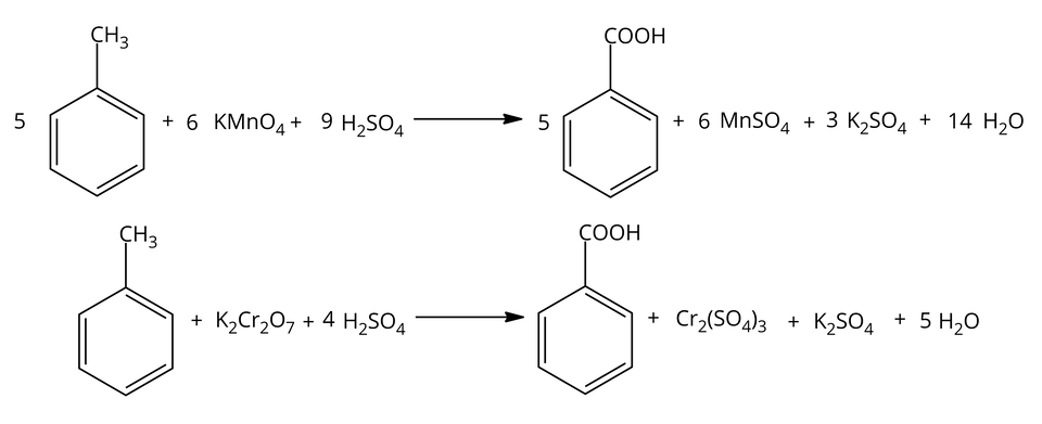Ilustracja przedstawia dwie reakcje utleniania grupy alkilowej toluenu. Pierwsza reakcja. Pięć cząsteczek toluenu zbudowanego z sześcioczłonowego pierścienia aromatycznego podstawionego grupą metylową C H indeks dolny, 3, koniec indeksu dolnego. Dodać sześć cząsteczek manganianu(siedem) potasu K M n O indeks dolny, cztery, koniec indeksu dolnego, dodać dziewięć cząsteczek kwasu siarkowego(sześć) H indeks dolny, dwa, koniec indeksu dolnego, S O indeks dolny, cztery, koniec indeksu dolnego. Strzałka w prawą stronę, za strzałką pięć cząsteczek kwasu benzoesowego zbudowanego z sześcioczłonowego pierścienia aromatycznego, w którym jeden z atomów węgla zamiast atomem wodoru podstawiony jest grupą karboksylową C O O H, dodać sześć cząsteczek siarczanu(sześć) manganu(dwa) M n S O indeks dolny, cztery, koniec indeksu dolnego, dodać trzy cząsteczki siarczanu(sześć) potasu K indeks dolny, dwa, koniec indeksu dolnego, S O indeks dolny, cztery, koniec indeksu dolnego, dodać czternaście cząsteczek wody H indeks dolny, dwa, koniec indeksu dolnego, O. Zapis drugiej reakcji toluenu z dichromianem(sześć) potasu i kwasem siarkowym(sześć). Cząsteczka toluenu zbudowanego z sześcioczłonowego pierścienia aromatycznego podstawionego grupą metylową C H indeks dolny, 3, koniec indeksu dolnego. Dodać cząsteczkę dichromianu(sześć) potasu K indeks dolny, dwa, koniec indeksu dolnego, C r indeks dolny, dwa, koniec indeksu dolnego, O indeks dolny, siedem, koniec indeksu dolnego, dodać cztery cząsteczki kwasu siarkowego(sześć) H indeks dolny, dwa, koniec indeksu dolnego, S O indeks dolny, cztery, koniec indeksu dolnego. Strzałka w prawo, za strzałką cząsteczka kwasu benzoesowego zbudowanego z sześcioczłonowego pierścienia aromatycznego, w którym jeden z atomów węgla podstawiony jest grupą karboksylową C O O H, dodać cząsteczkę siarczanu(sześć) chromu(trzy) C r indeks dolny, dwa, koniec indeksu dolnego, nawias, S O indeks dolny, cztery, koniec indeksu dolnego, zamknięcie nawiasu, indeks dolny, trzy, koniec indeksu dolnego, dodać cząsteczkę siarczanu(sześć) potasu K indeks dolny, dwa, koniec indeksu dolnego, S O indeks dolny, cztery, koniec indeksu dolnego, dodać pięć cząsteczek wody H indeks dolny, dwa, koniec indeksu dolnego, O.