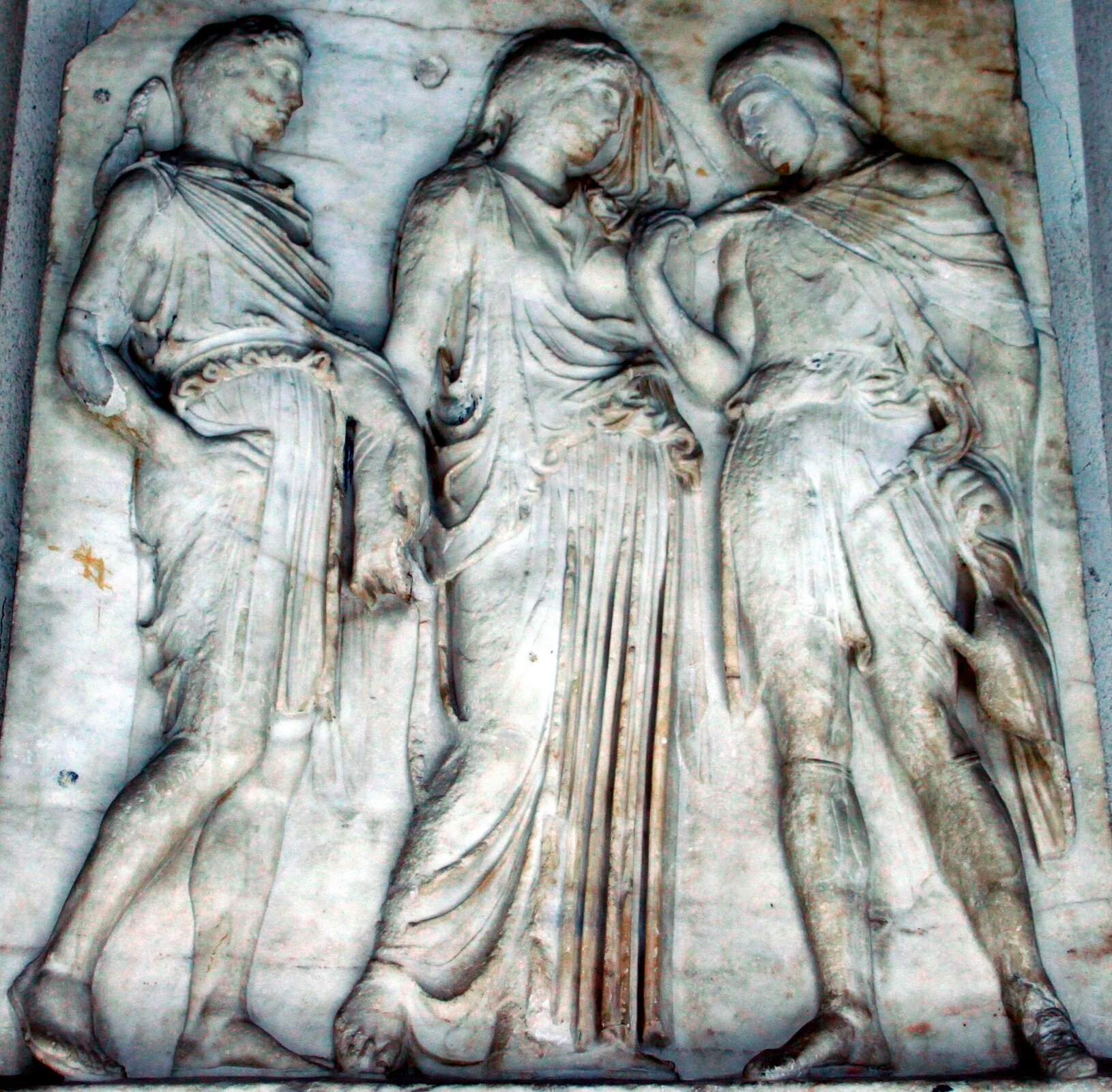 Płaskorzeźba przedstawiająca, poczynając od lewej, Hermesa, Eurydykę i Orfeusza. Eurydyka, jakby w geście pożegnania, położyła lewą dłoń na ramieniu Orfeusza, podczas gdy on, unosi ku niej swoją prawą dłoń. Ich głowy są lekko pochylone, a oczy wymieniają spojrzenia. Hermes lewą dłonią ujął ją powyżej prawego nadgarstka. Obaj mężczyźni ubrani są w sięgające kolan tuniki bez rękawów i krótkie płaszcze spięte na jednym ramieniu. Kobieta stojąca pomiędzy nimi odziana jest w długą suknię i okrywającą głowę luźno puszczoną chustę. Wszystkie postacie mają obnażone tylko prawe ramiona i zostały ukazane w kontrapoście – opierają ciało na jednej nodze, podczas gdy druga ugięta w kolanie ledwie dotyka stopą podłoża. Orfeusz został wyposażony w swój atrybut, harfę, a jego głowę chroni hełm. Hermesa przedstawiono z odkrytą głową, a jego atrybut, czapkę ze skrzydełkami ma zsuniętą na plecy.