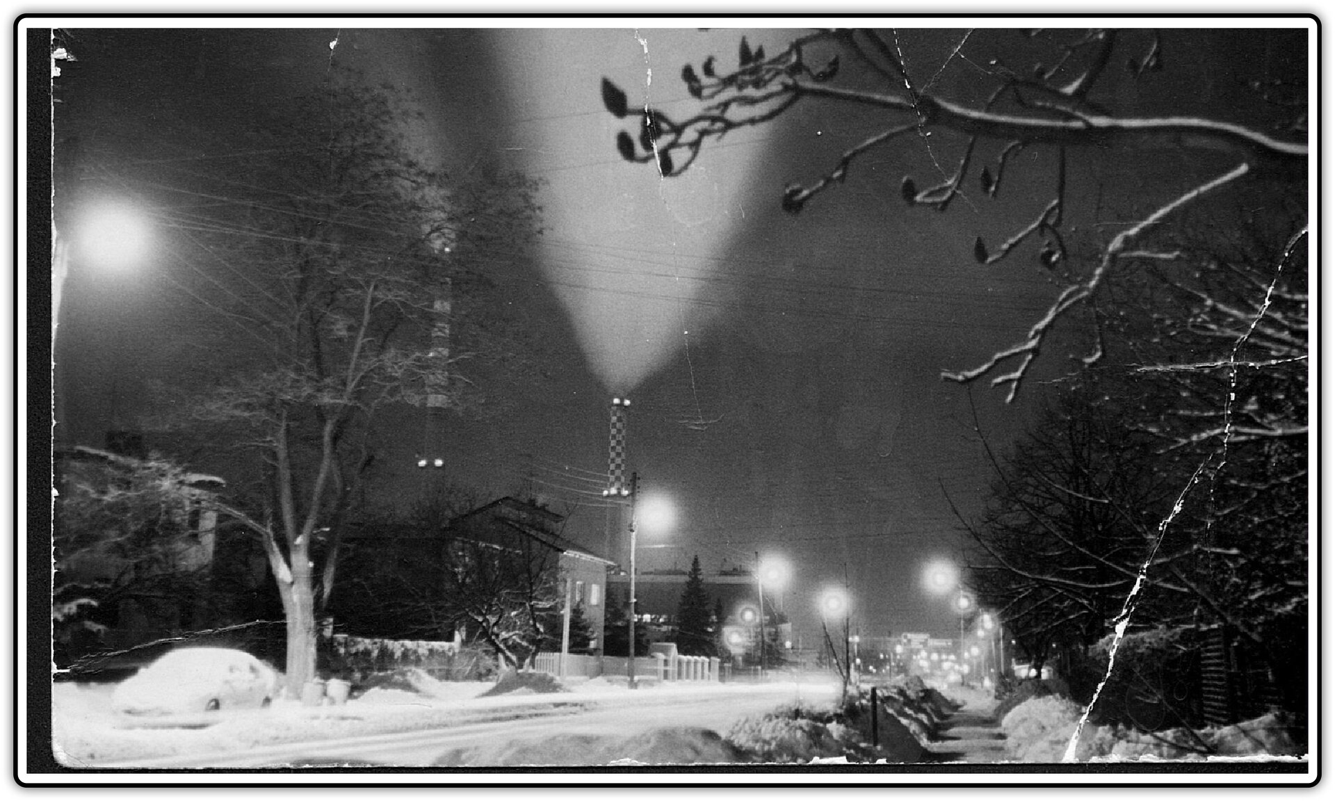 Fotografia przedstawiająca zaśnieżoną miejscowość nocą