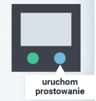 Grafika przedstawia pulpit urządzenia z etapu trzeciego gry edukacyjnej. Widoczny jest opis niebieskiego przycisku. Brzmi on: uruchom prostowanie.