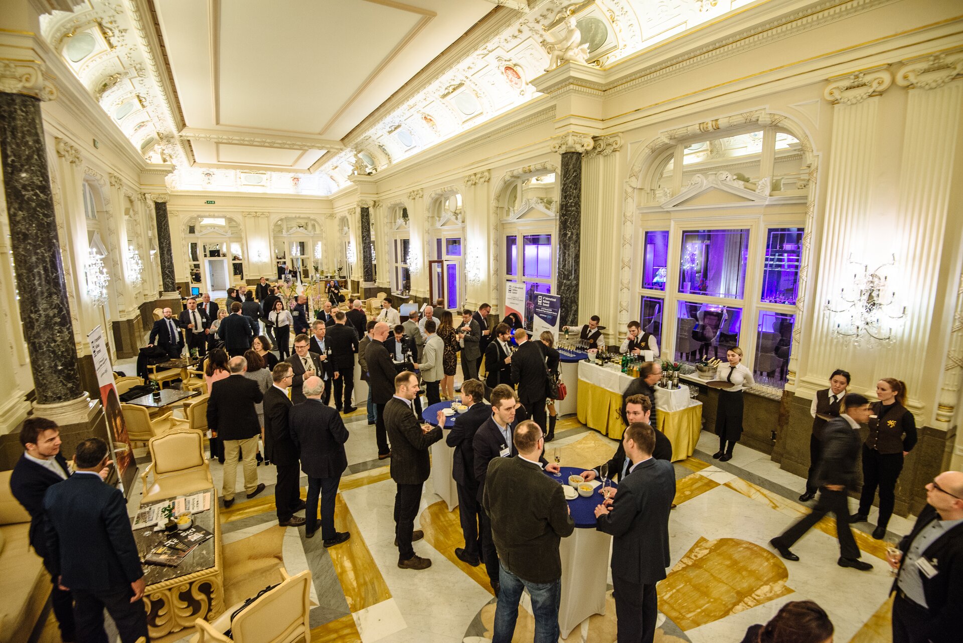 Widok udekorowanej sali na przyjęcie mieszane w stylu angielskim