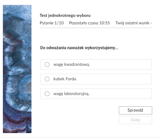 Grafika przedstawia przykładowy ekran pytania testowego. W górnej części ekranu widoczny jest tytuł testu, numer pytania, pozostały czas oraz twój ostatni wynik. Poniżej jest treść zadania z odpowiedziami do wyboru. Poniżej przyciski sprawdź oraz dalej. Po lewej stronie znajduje się prostokąt z granatowym wypełnieniem.