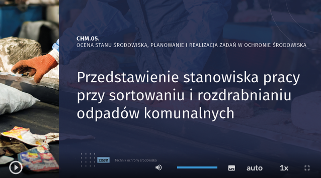 Zdjęcie przedstawia planszę tytułową filmu o tytule CHM.05. Ocena stanu środowiska, planowanie i realizacja zadań w ochronie środowiska. Przedstawienie stanowiska pracy przy sortowaniu i rozdrabnianiu odpadów komunalnych. W tle widoczne są osoby sortujące odpady.
