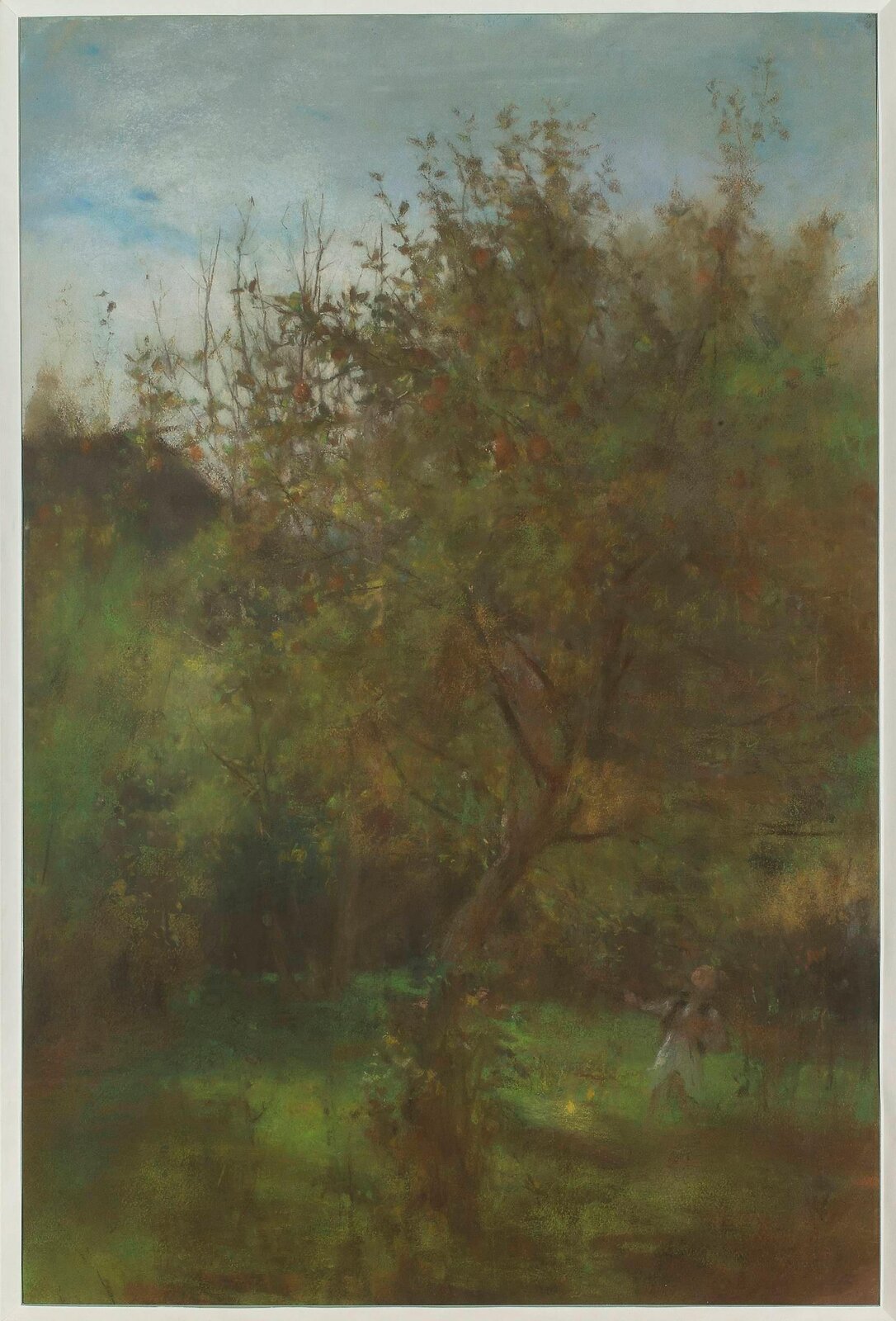 Obraz przedstawia sad. Widać w nim liczne drzewa. Na pierwszym planie ukazane są jabłonie z dorodnymi jabłkami.