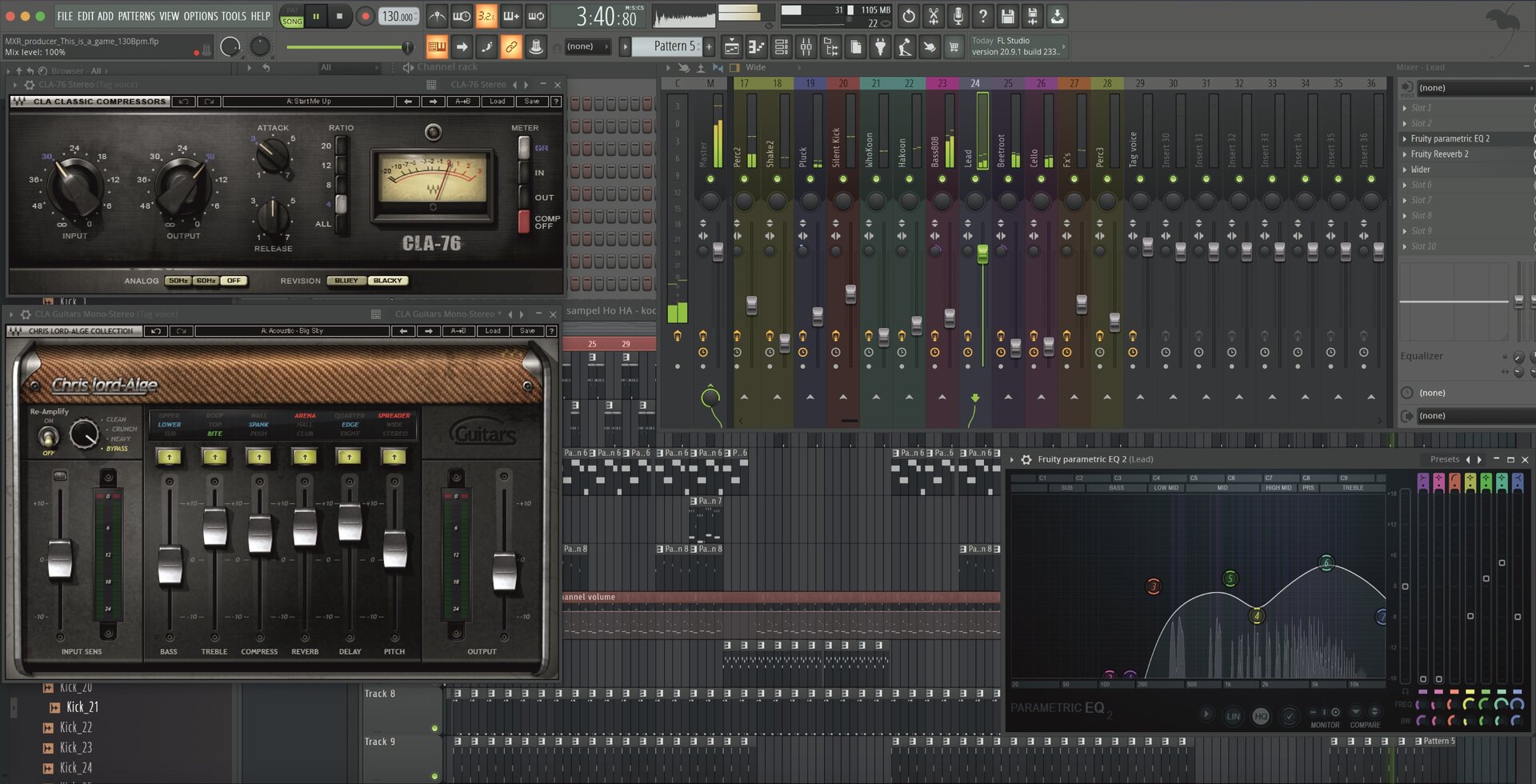 Ilustracja przedstawia interfejs graficzny programu FL20. W górnej części szarej strony została umieszczona belka z wieloma elementami funkcyjnymi w tym przyciskami i  wyświetlaczami. Po lewej stronie programu znajdują się czarne pokrętła z oznaczeniami. Pod spodem znajdują się szare suwaki. Po prawej stronie znajdują się szare suwaki z kolorowymi oznaczeniami. W prawym, dolnym rogu strony znajduje się biała, falista linia z kolorowymi oznaczeniami i suwakami po jej prawej stronie.
