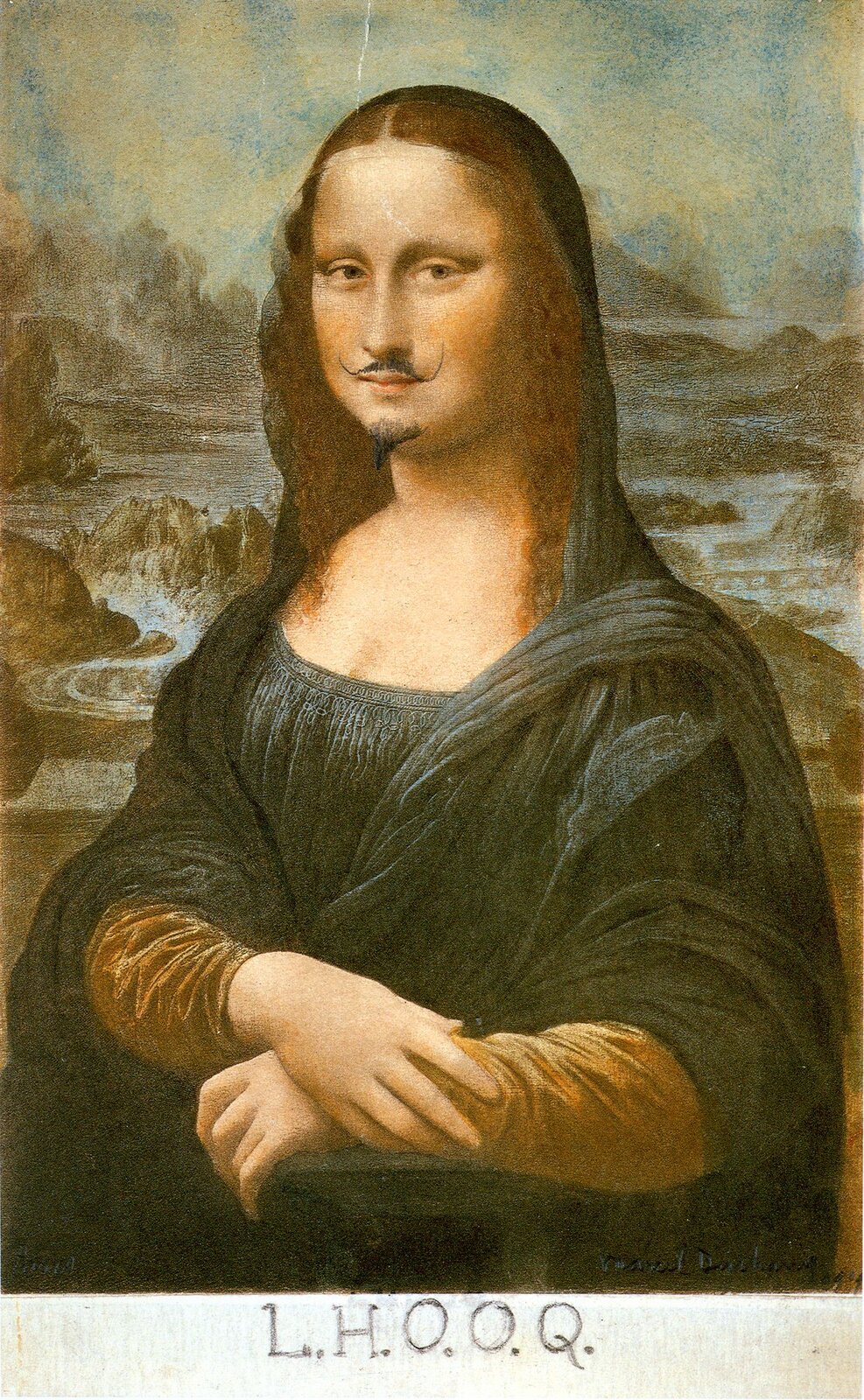 Ilustracja przedstawia karykaturę obrazu <span lang="it>Leonardo da Vinci [czytaj: leonardo da winczi] pod tytułem „Mona Lisa” [czytaj: mona liza] stworzoną przez Marcel Duchamp [czytaj: marsel duszą]. Na ilustracji przedstawiona została Mona Lisa. Na jej twarzy znajdują się wąsy oraz bródka. Na dole obrazu znajduje się napis L.H.O.O.Q.