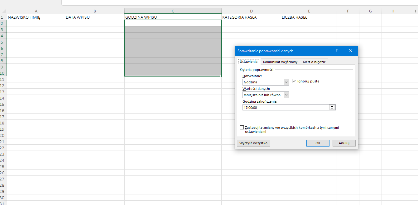 Ilustracja przedstawia fragment arkusza. Kolumna A ma tytuł nazwisko i imię, B data wpisu, C godzina wpisu, D kategoria hasła, E ilość haseł. Na szaro podświetlone są komórki kolumny C Godzina wpisu, od 2 do 10. Wszystkie komórki arkusza są puste. Na tle arkusza jest otwarte okno o nazwie: Sprawdzanie poprawności danych. Wybrano zakładkę Ustawienia. W Kryteriach poprawności w Dozwolonych wybrano opcję: Godzina. Obok zaznaczono: Ignoruj puste. Następnie zaznaczono: Wartości danych - mniejsza niż lub równa, Godzina zakończenia 17:00:00. Data końcowa 28.02.2022. Zastosowano przycisk OK.  