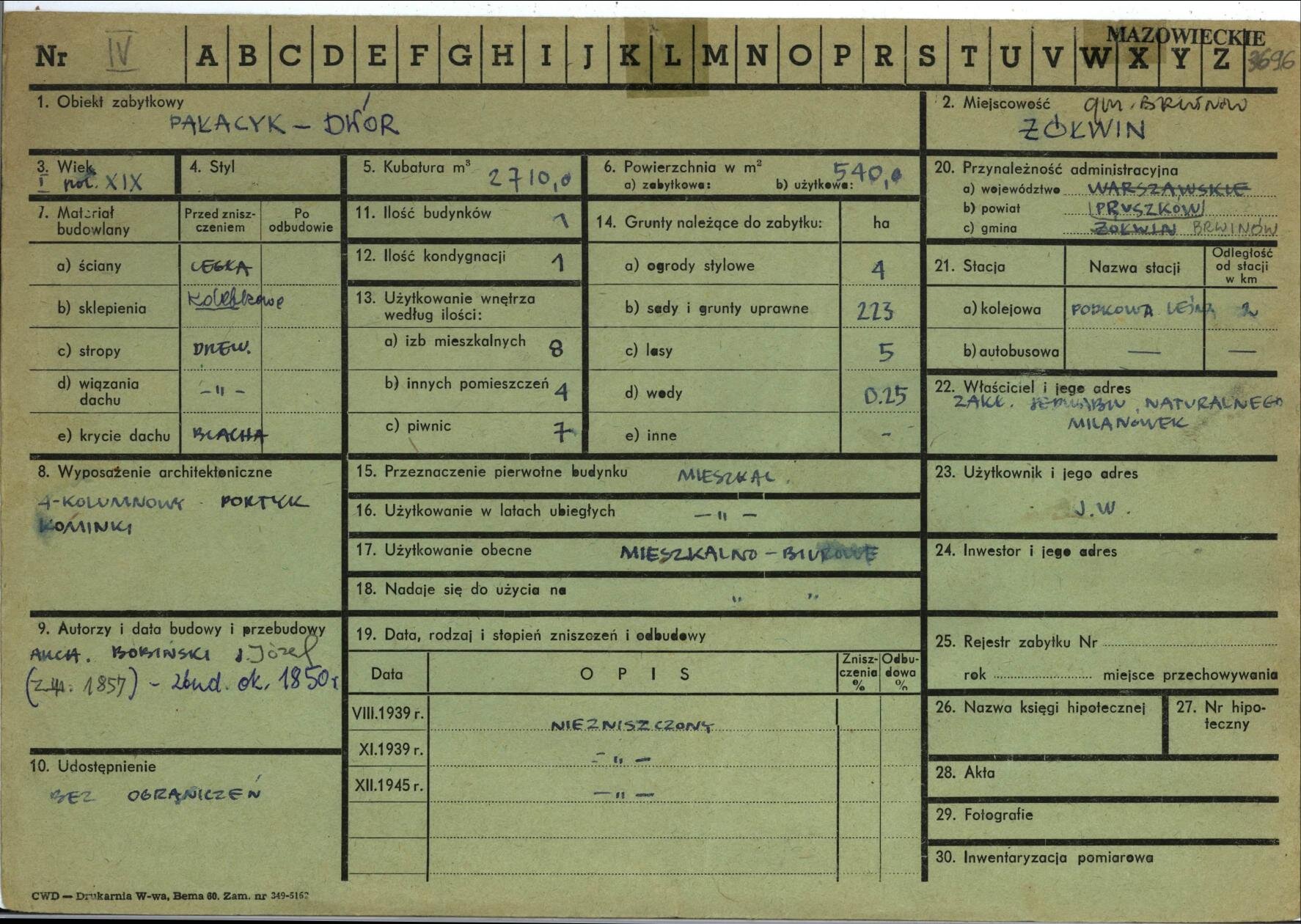 Zdjęcie karty inwentarzowej zabytku – pałacu w Żółwinie. Zapisane dane: Obiekt zabytkowy – pałacyk/dwór; Miejscowość Żółwin (gmina Brwinów), Wiek – I poł. XIX w.; Materiał budowlany: ściany – cegła; sklepienia- kolebkowe, stropy – drewniane, krycie dachu – blacha; Wyposażenie architektoniczne – 4 – kolumnowy portyk, kominki, Kubatura – 2170 m2, ilość budynków – 1, ilość kondygnacji – 1izby mieszkalne – 8, innych pomieszczeń – 4, piwnice – 7; powierzchnia w m2 – 540, ogrody stylowe – 4, sady i grunty uprawne – 223,; lasy – 5, wody – 0.25; przeznaczenie pierwotne budynku – mieszkalne, użytkowanie obecne – mieszkalno – usługowe; stopień zniszczeń – niezniszczony; stacja kolejowa – Podkowa leśna; właściciel zakładu – Zakład Jedwabiu Naturalnego Milanówek; Autorzy i data budowy i przebudowy: Bobiński Józef zb. ok. 1850;