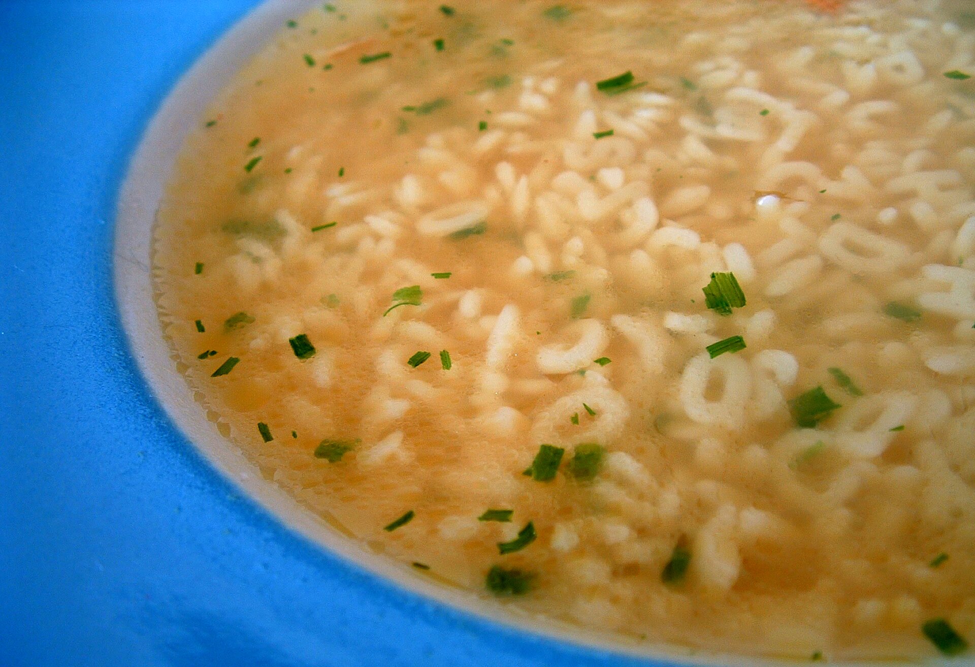 Ilustracja przedstawia zupę z makaronem w formie literek alfabetu