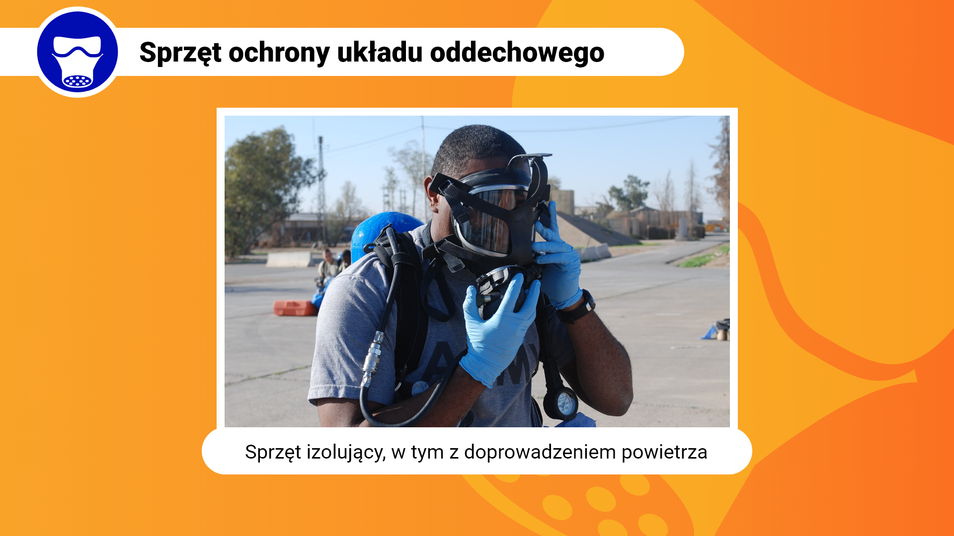 Zdjęcie w ramce z podpisem: sprzęt izolujący, w tym z doprowadzeniem powietrza. Przedstawia zbliżenie na mężczyznę w masce gazowej, do której podłączony jest zbiornik z powietrzem. Mężczyzna ma założony zbiornik na plecy. Po lewej stronie widać wąż łączący maskę ze zbiornikiem, a po prawej zegar informujący o ilości tlenu w zbiorniku. Na dłoniach mężczyzna ma rękawiczki. 
