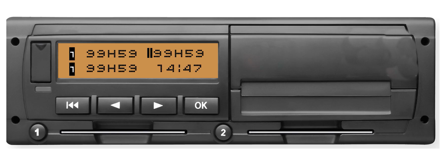 Ilustracja przedstawia tachograf, tachograf kształtem przypomina radio, jest on prostokątem. Po lewej stronie znajduję się ekran na którym widoczne są napisy cyfra jeden w kwadratowej obramówce obok dziewięć dziewięć litera h pięć dziewięć obok dwie pionowe czarne kreski i napis dziewięć dziewięć litera h pięć dziewięć. Poniżej także cyfra jeden w kwadratowej obramówce i napis dziewięć dziewięć litera h pięć dziewięć po prawej stronie wyświetla się na ekranie  godzina czternasta czterdzieści siedem. Poniżej znajdują się cztery przyciski pierwszy z pionową kreską i dwoma trójkątami skierowanymi w lewą stronę, drugi z trójkątem skierowanym w lewą stronę, trzeci z trójkątem skierowanym w prawą stronę oraz ostatni z napisem ok. Poniżej znajdują się jeszcze dwa przyciski pierwszy po lewej to przycisk z liczbą jeden drugi z liczbą dwa.