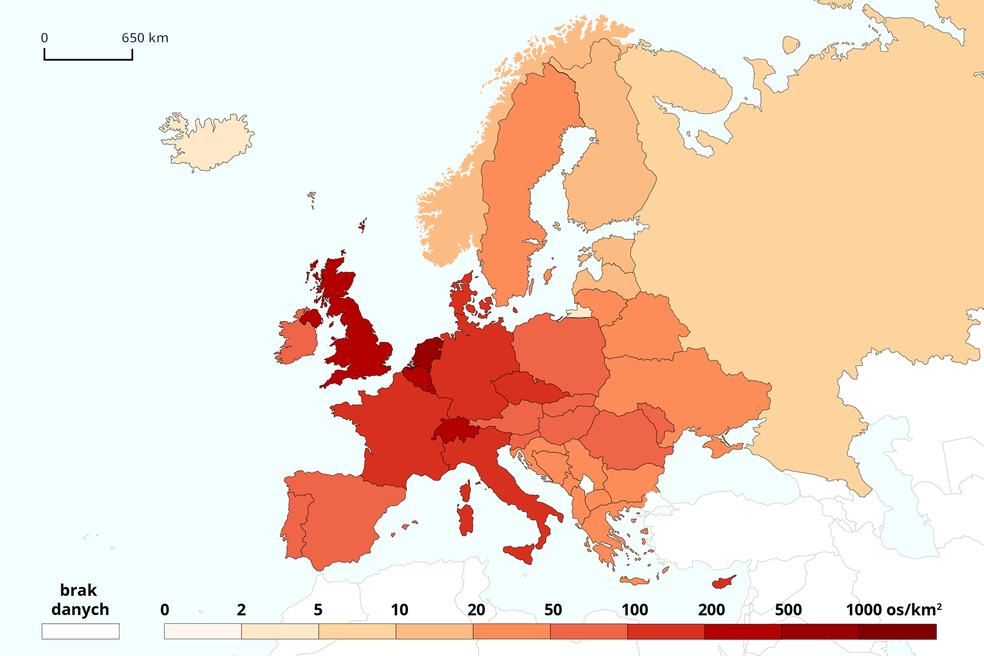 Mapa z gęstością zaludnienia Europy w 2100 roku. U dołu legenda z oznaczeniami użytych kolorów dla poszczególnych przedziałów wartości wyrażonych w metrach na osobę. Państwa mieszczące się w podanych przedziałach. 
Od 2 do 5: Islandia; 
Od 5 do 10: Rosja; 
Od 10 do 20: Norwegia, Finlandia, Łotwa, Estonia; 
Od 20 do 50: Szwecja, Litwa, Białoruś, Ukraina, Chorwacja, Bośnia i Hercegowina, Serbia, Czarnogóra, Albania, Bułgaria, Macedonia Północna, Grecja;
Od 50 do 100: Irlandia, Polska, Słowacja, Węgry, Austria, Słowenia, Rumunia, Mołdawia, Hiszpania, Portugalia; 
Od 100 do 200: Dania, Niemcy, Czechy, Francja, Włochy, Cypr; 
Od 200 do 500: Wielka Brytania, Holandia, Belgia, Luksemburg, Szwajcaria.