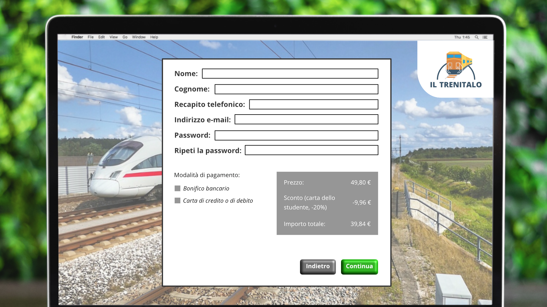 Ilustracja przedstawia formularz rejestracyjny na stronie umożliwiającej zakup biletu na pociąg. W formularzu znajdują się rubryki do wypełnienia: Nome, Cognome, Recapito do telefonico, Indrizzo e‑mail, Password, Ripeti la password. Na formularzu widoczna jest również cena biletu oraz przyciski do kontynuowania zakupu. W tle formularza widoczne jest zdjęcie przedstawiające pociąg oraz znaczek pociągu z napisem Il Trenitalo.
