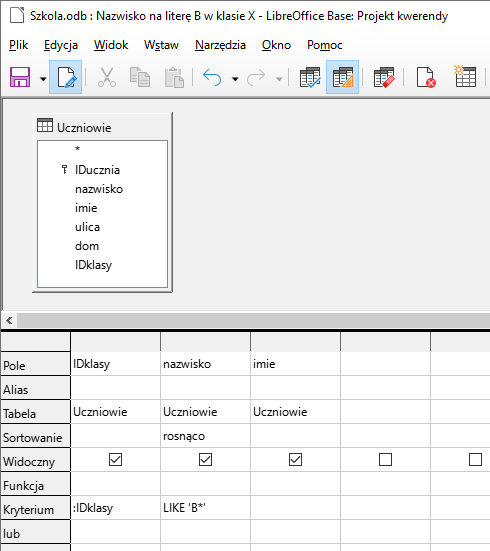 Zrzut ekranu przedstawia kreator kwerend w programie LibreOffice Base o nazwie Nazwisko na literę B w klasie 2C.Na górze znajduje się tabela Uczniowie zawierająca takie pola jak:  IDucznia(klucz główny), nazwisko, imie, ulica, dom, IDklasy. Niżej znajduje się tabela o 8 wierszach podpisanych jako: Pole, Alias, Tabela, Sortowanie, Widoczny, Funkcja, Kryterium, lub.  W wierszu Pole wpisano: IDklasy, nazwisko, imie.Wiersz Alias jest pusty W wierszu Tabela wpisano: Uczniowie, Uczniowie, Uczniowie. W wierszu Sortowanie wpisano Rosnąco w 2 kolumnie. W wierszu Widoczny znajdują się pola wyboru.Wiersz Funkcja jest pusty.  W wierszu Kryteria wpisane są ":IDklasy", Like "B*" . Wiersz lub jest pusty.  