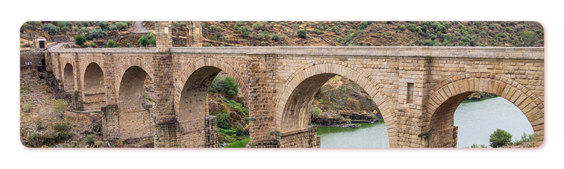 Zdjęcie przedstawia ceglany most na rzece Tajo.