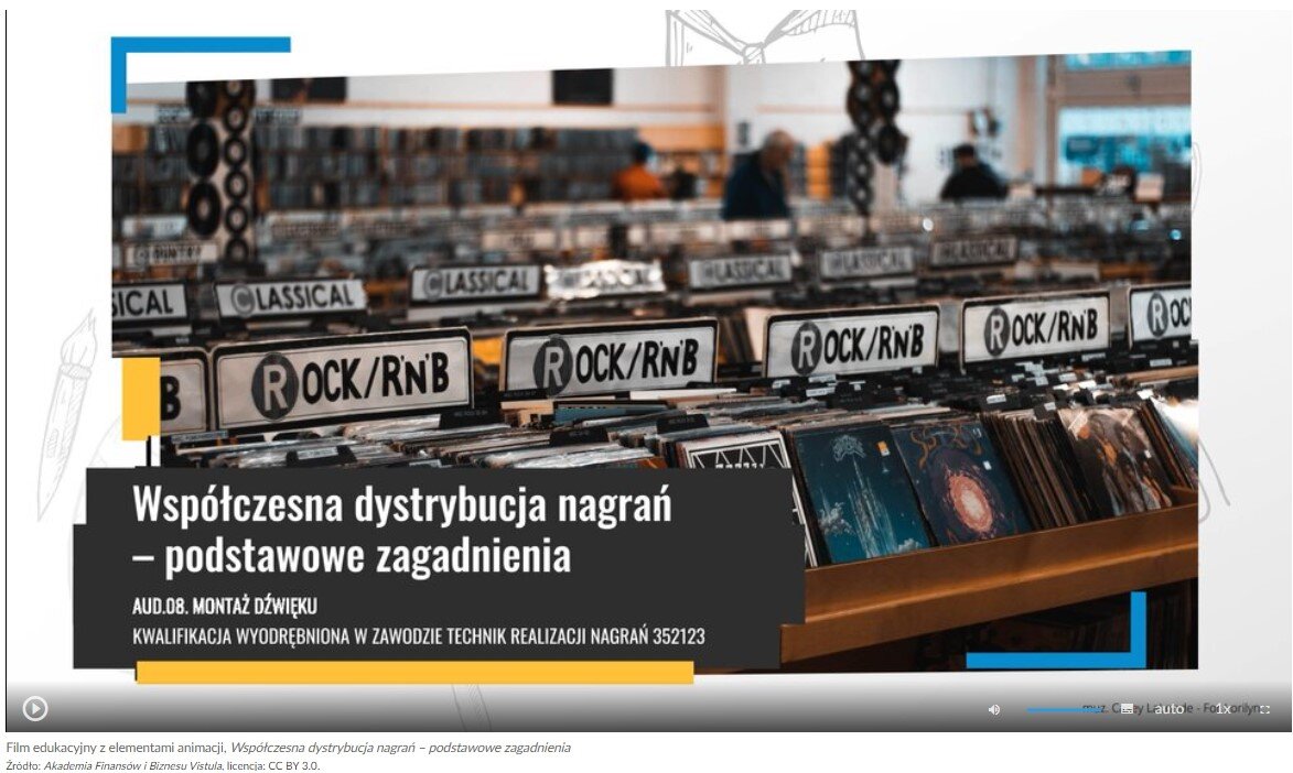 Grafika przedstawia widok ujęcia początkowego filmu edukacyjnego. Na grafice widać pasek sterowania filmem, który zawiera przycisk startu filmu, suwak głośności filmu, przycisk włączenia napisów, przycisk wyboru jakości odtwarzanego filmu, przycisk wyboru prędkości odtwarzania filmu oraz przycisk włączenia pełnego ekranu. W centralnej części widoczne zdjęcie przedstawiające rzędy półek z płytami, powyżej których znajdują się opisy kategorii muzyki, np. Rock/RnB.  W lewym dolnym rogu widoczny jest napis z białych liter na czarnym tle – tytuł filmu Współczesna dystrybucja nagrań – podstawowe zagadnienia, oraz AUD.08 Montaż dźwięku kwalifikacja wyodrębniona w zawodzie technik realizacji nagrań 352123.