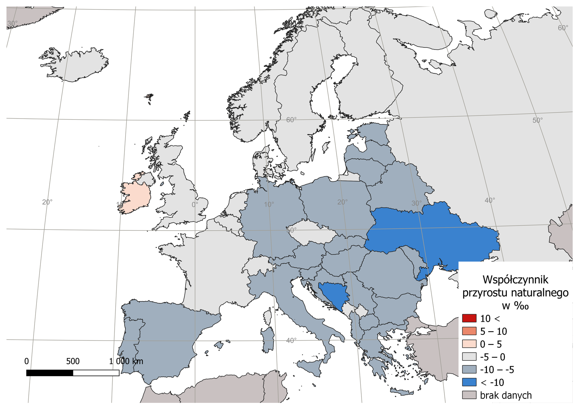 Ilustracja przedstawia mapę Europy. Na mapie zaznaczono różnymi kolorami państwa. Kolory odpowiadają wielkości prognozy przyrostu naturalnego w promilach w danym kraju. Obok mapy jest legenda. Ma ona postać słupka, który wypełniony jest kolorami. Najniższą wartość oznaczono kolorem czerwonym, najwyższą niebieskim. Barwy przechodzą jedna w drugą wraz ze wzrostem wartości. Na słupkiem znajduje się napis: Przyrost naturalny prognoza (‰) Według legendy na mapie zaznaczono na niebiesko państwa o najwyższym przyroście naturalnym  w Europie w 2050 roku, są to: Irlandia (0,5‰) oraz Szwecja (0,1‰). Jaśniejszym kolorem oznaczono Islandię (-0,5‰), Norwegię (-0,7‰), Danię (-1,2‰) oraz Czechy (-1,4‰). Pomarańczową barwą oznaczono Wielką Brytanię (-1,6‰) Mołdawię (-1,9‰), Szwajcarię (-2‰), Francję (-2,1‰) i Belgię (-2,5‰). Odcieniami czerwonego zaznaczono państwa osiągające od -2,6‰ do -9,1‰.  Państwa o najniższej wartości prognozy przyrostu naturalnego to Włochy (-7,9‰) i Ukraina (-9,1‰).  Na mapie znajduje się siatka kartograficzna, na której opisano wartości południków i równoleżników co 20 stopni. 