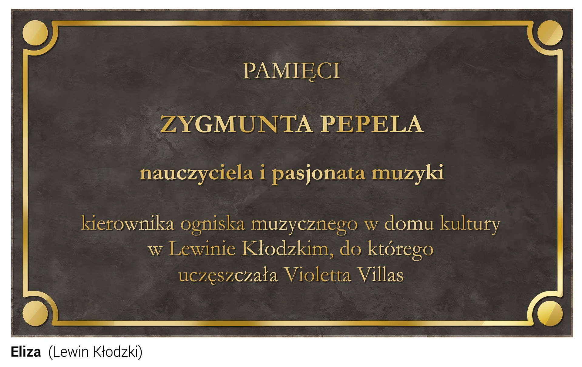 Slajd przedstawia ciemnoszarą tablicę ze złotym napisem, obramowaniem i czterema guzkami w narożnikach. Poświęcona jest pamięci Zygmunta Pepela, nauczyciela i pasjonata muzyki, kierownika ogniska muzycznego w domu kultury w Lewinie Kłodzkim, do którego uczęszczała Violetta Villas.