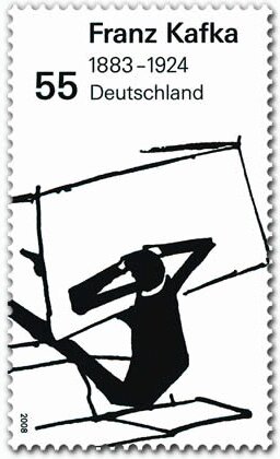 Ilustracja przedstawia znaczek pocztowy, na którym znajduje się siedząca przy stole postać. Dotyka głowy rękami, która spoczywa na blacie stołu. Na górze jest napis: Franz Kafka 1883–1924, 55 Deutschland.
