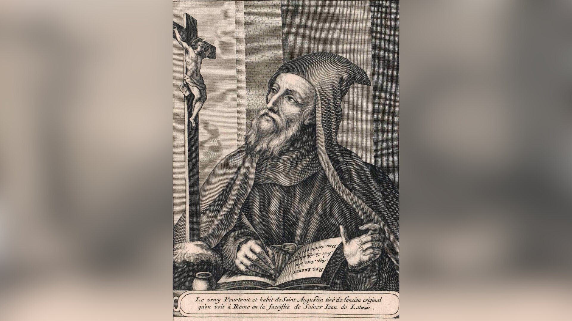 Rycina przedstawia starszego, brodatego mężczyznę w mnisim habicie, z kapturem na głowie. Mężczyzna zapisuje coś w małej książce. Patrzy się na stojący po jego prawej stronie krucyfiks.